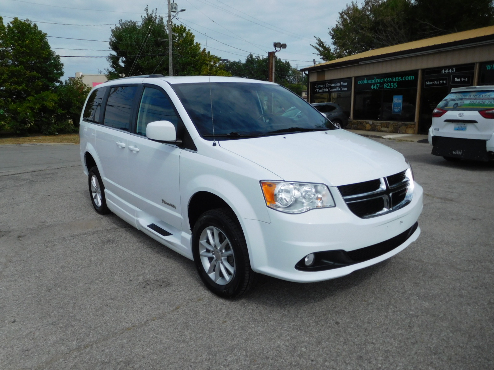 20 Dodge Grand Caravan SXT Braunability XT wheelchair van