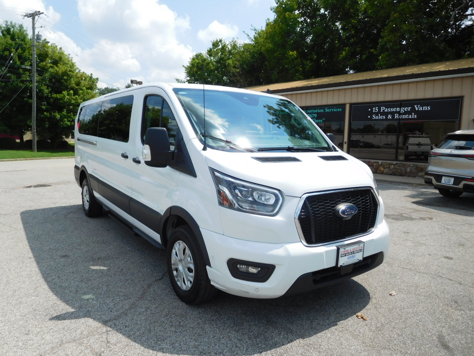 23 Ford Transit Wagon XLT 12 Passenger