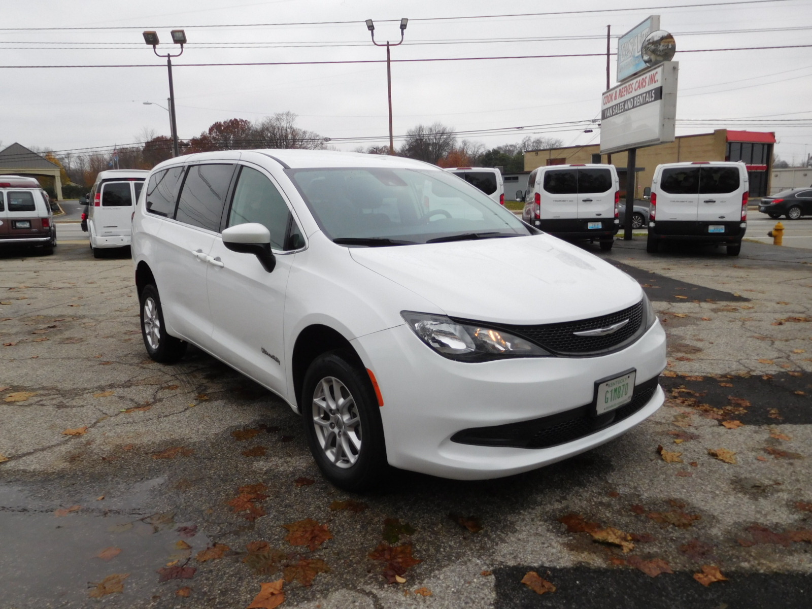 23 Chrysler Voyager Braun Rear entry wheelchair van's photo