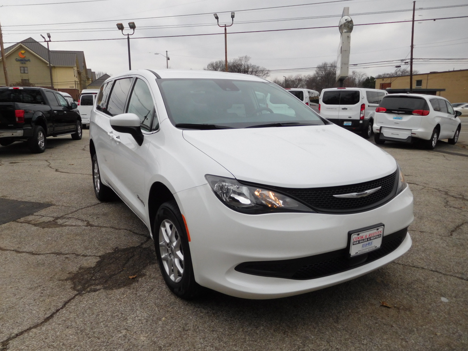 23 Chrysler Voyager Braun Rear entry wheelchair van's photo