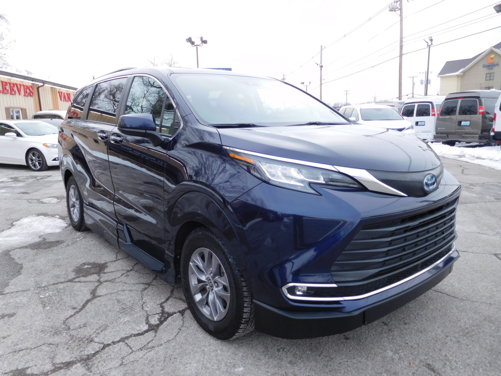 22 Toyota Sienna XLE AWD VMI Wheelchair van