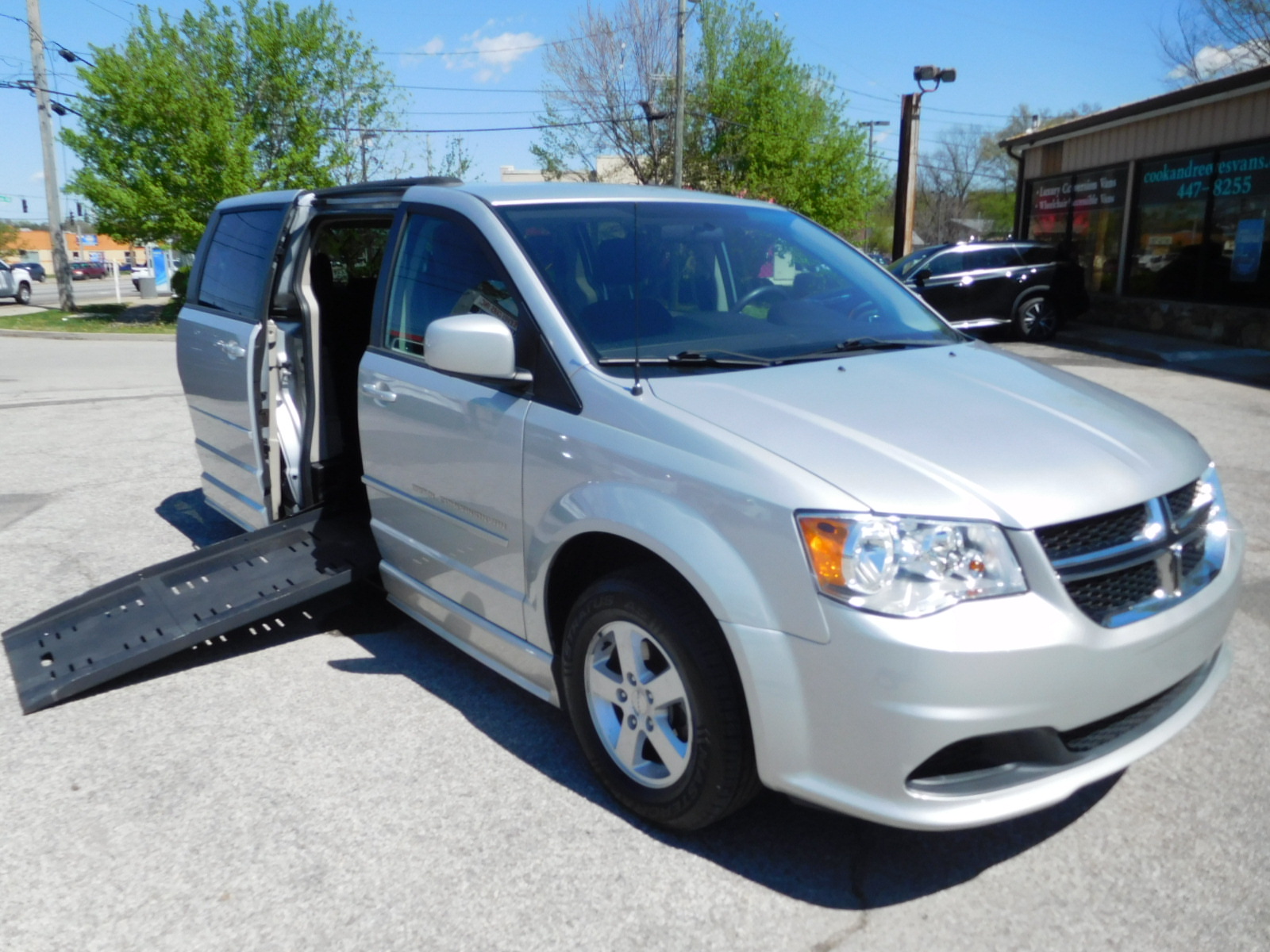 12 Dodge Grand Caravan SXT Braun Companion wheelchair van