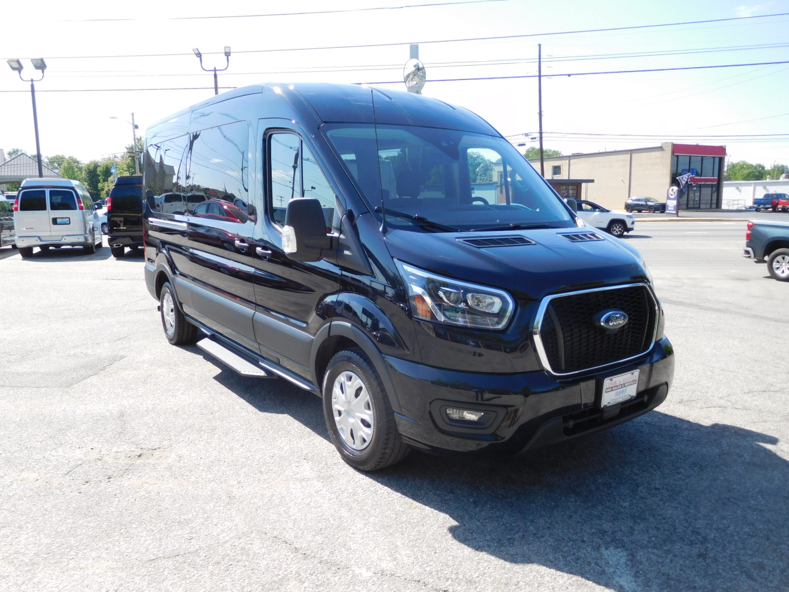 23 Ford Transit XLT 15 Passenger Medium Roof