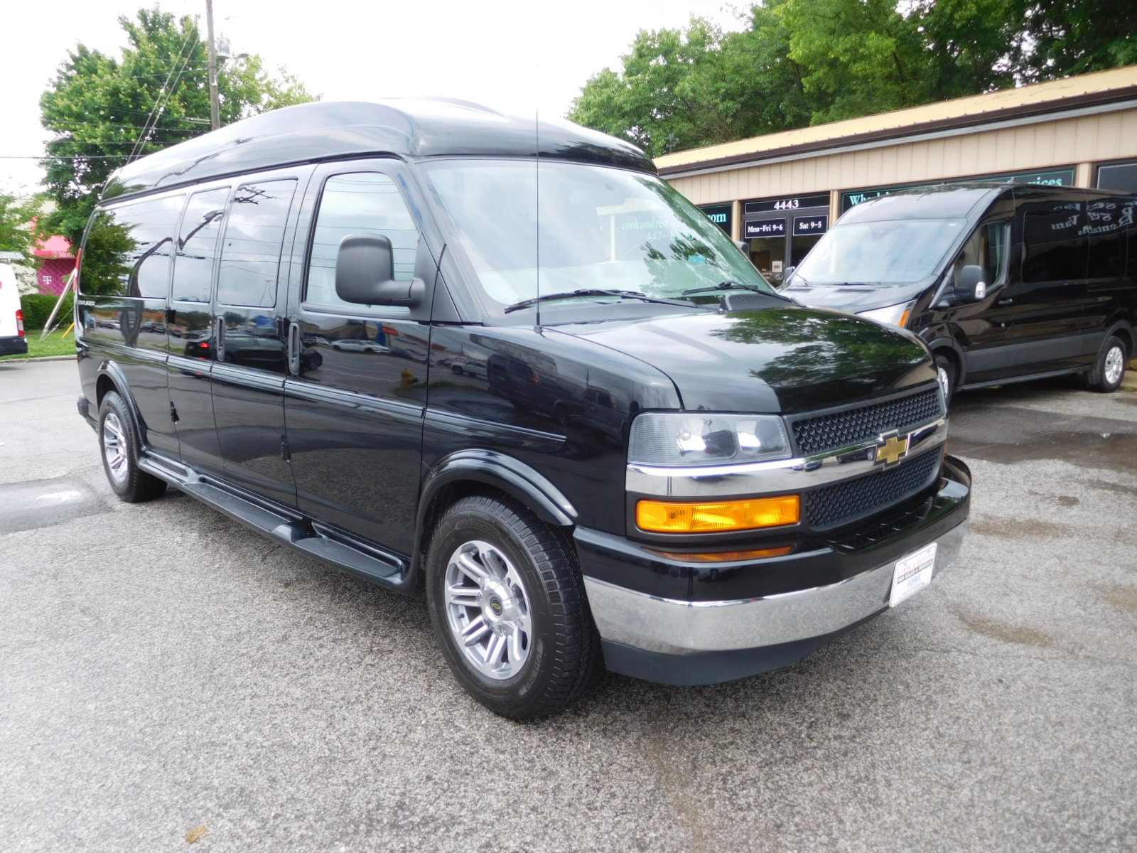 2023 Chevrolet Express's photo