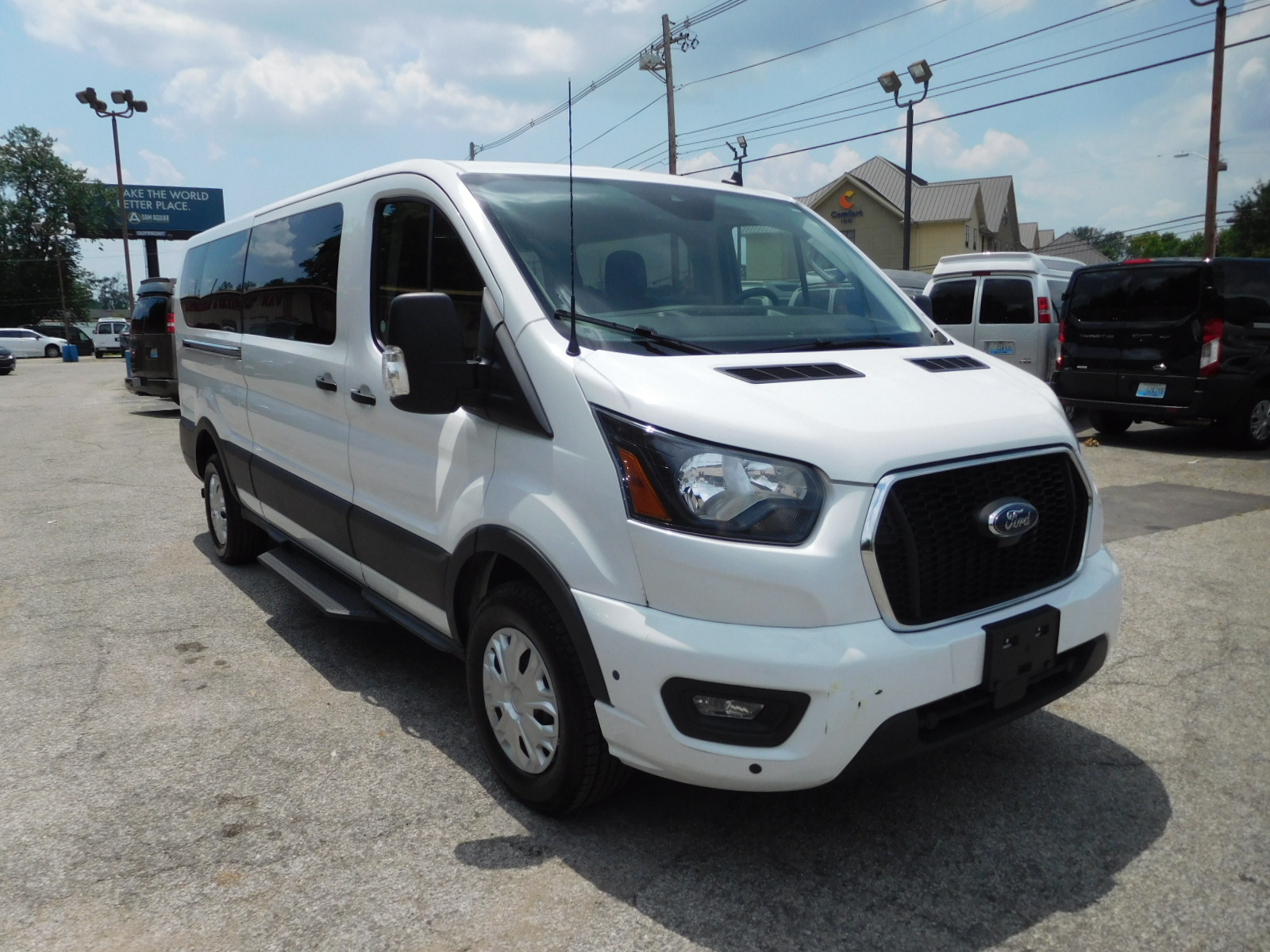 25 Ford Transit XLT 15 Passenger