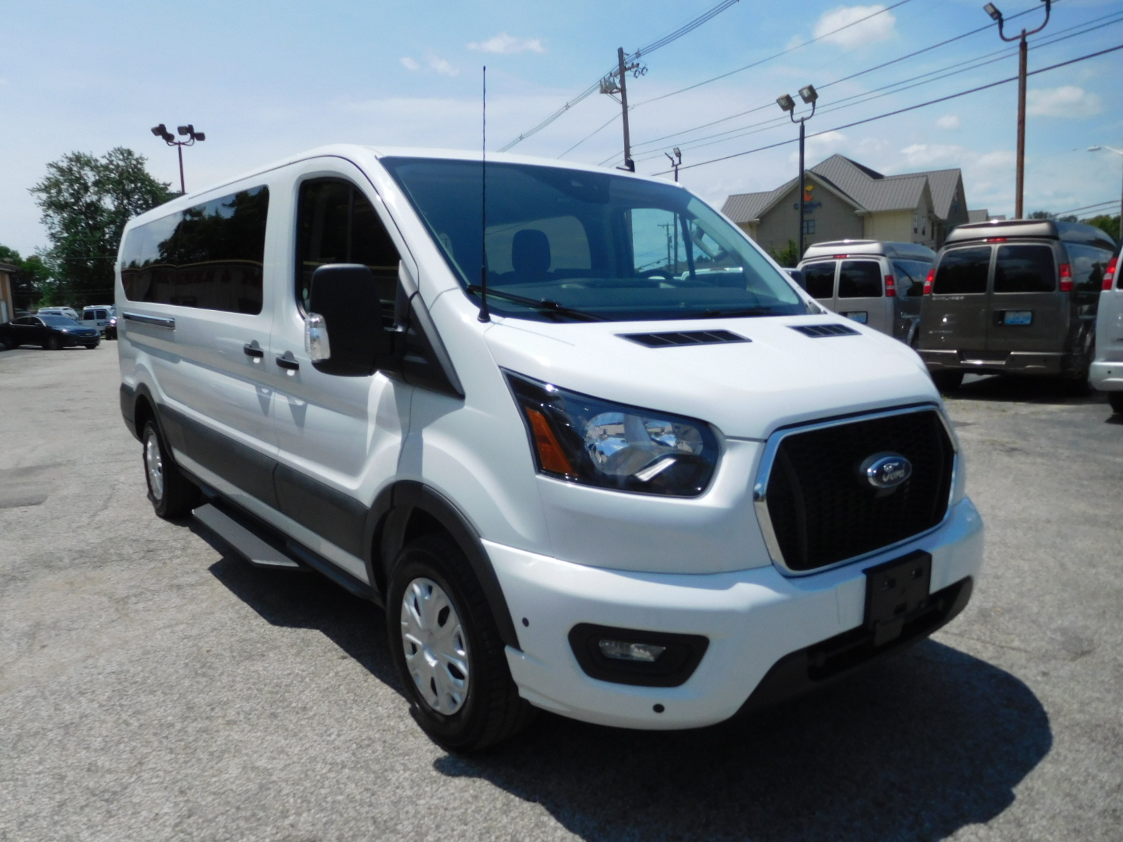25 Ford Transit XLT 15 Passenger
