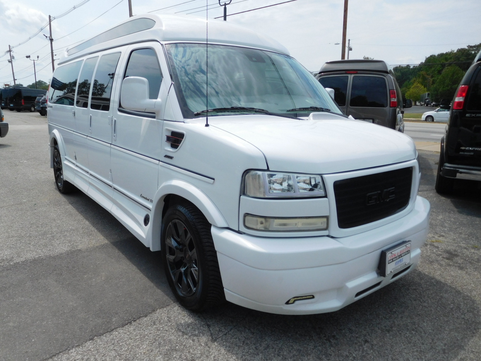 24 GMC Savana Explorer Limited SE 9-passenger